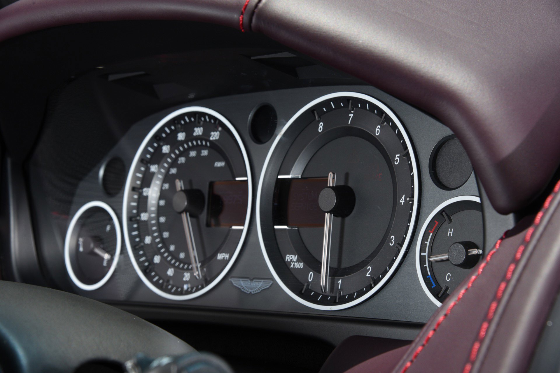 Used 2011 Aston Martin V12 Vantage Coupe RWD image 21