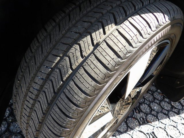 Certified 2023 Volvo XC60 T8 Ultimate w/ Climate Package image 27