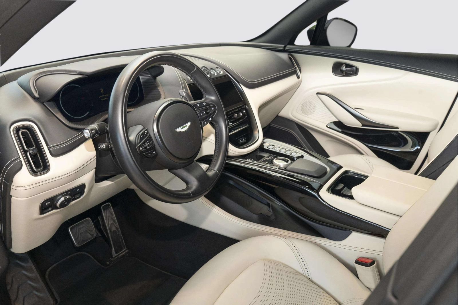 Used 2024 Aston Martin DBX AWD/4WD image 24