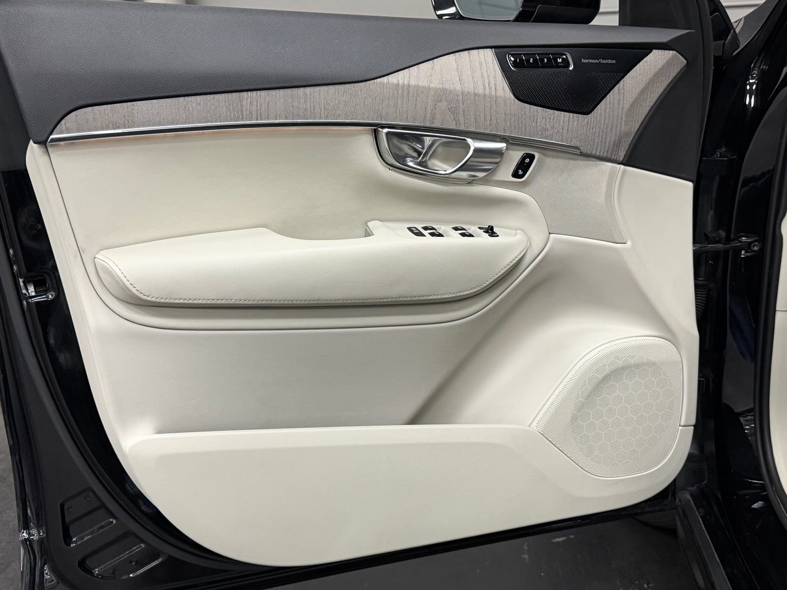 Used 2023 Volvo XC90 B6 Plus AWD/4WD image 21