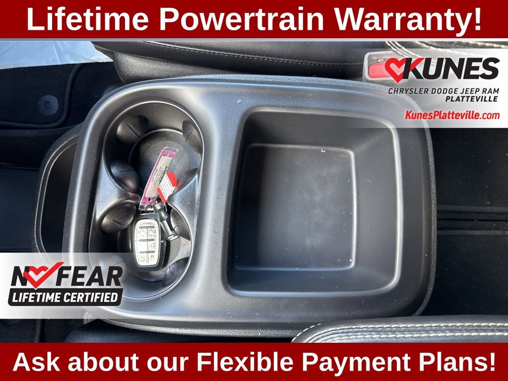 Used 2025 Chrysler Pacifica Select image 21