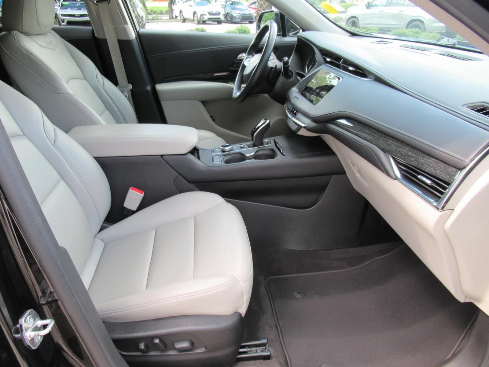Used 2022 Cadillac XT4 Premium Luxury w/ Safety Alert Package AWD/4WD image 10