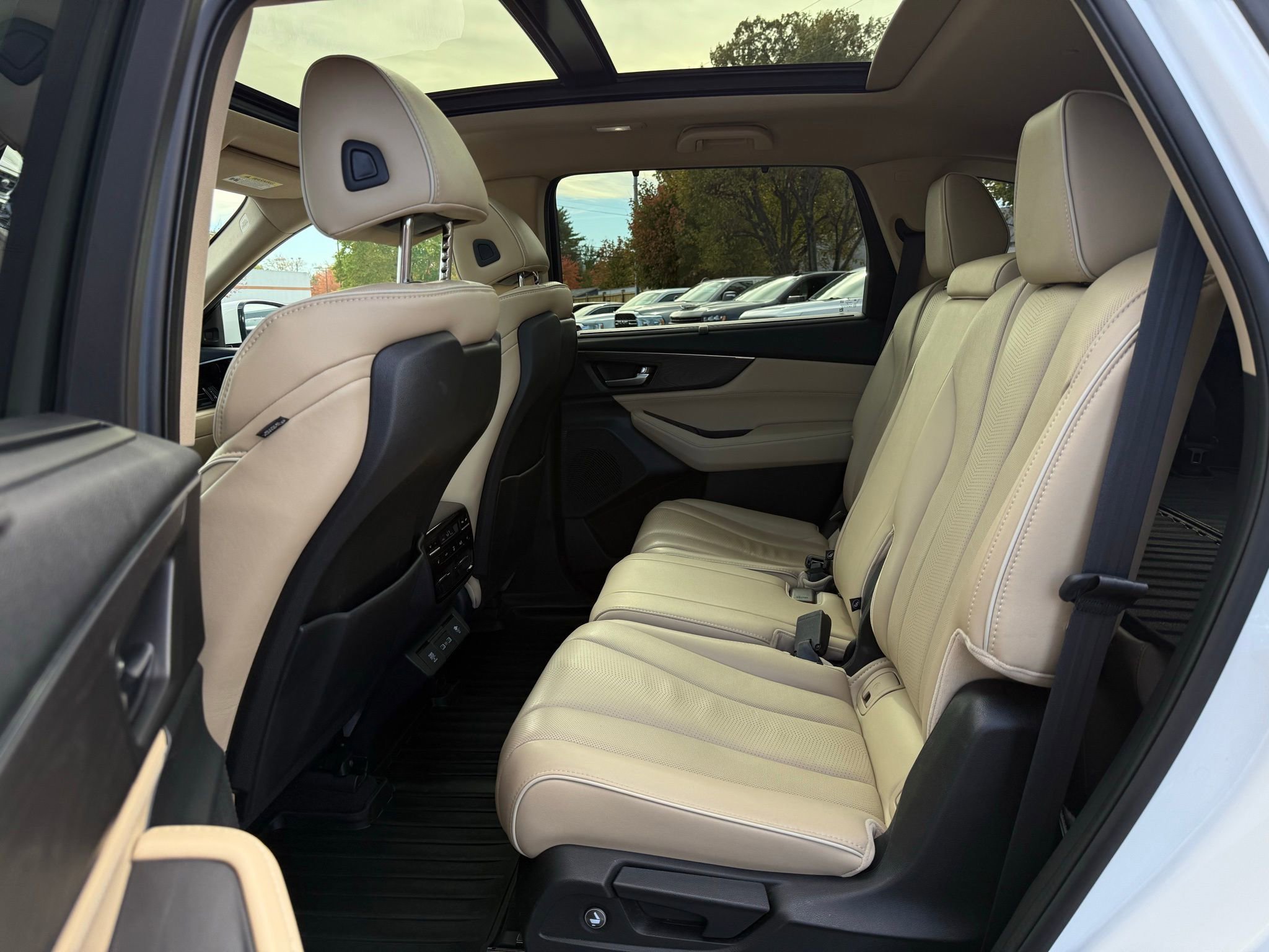 Used 2022 Acura MDX SH-AWD w/ Advance Package image 32