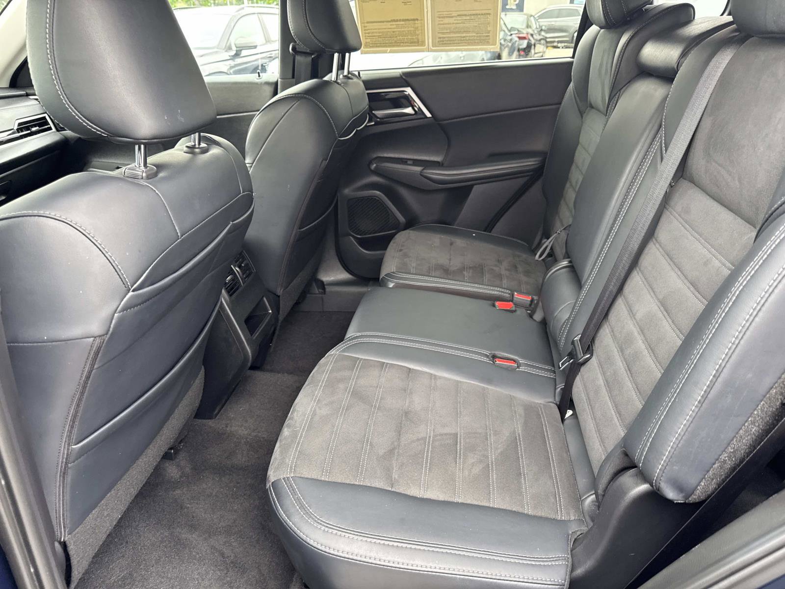 Used 2024 Mitsubishi Outlander FWD image 11