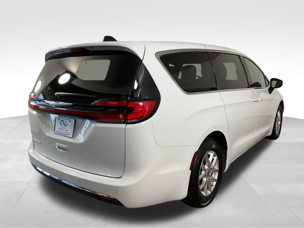 Used 2023 Chrysler Pacifica Touring-L FWD image 9