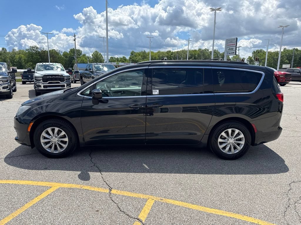 Used 2017 Chrysler Pacifica Touring FWD image 7