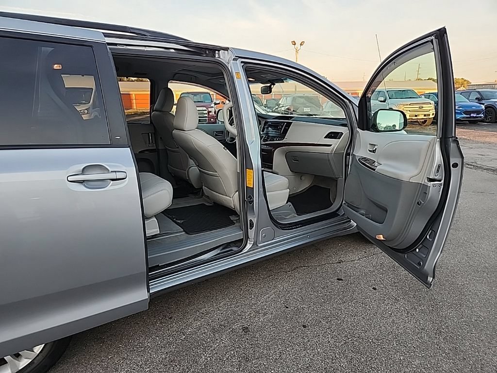 Used 2011 Toyota Sienna XLE FWD image 4