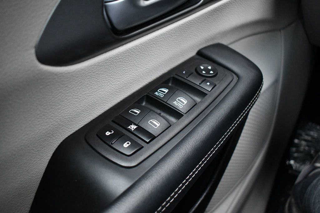 Used 2022 Chrysler Pacifica Touring-L image 17