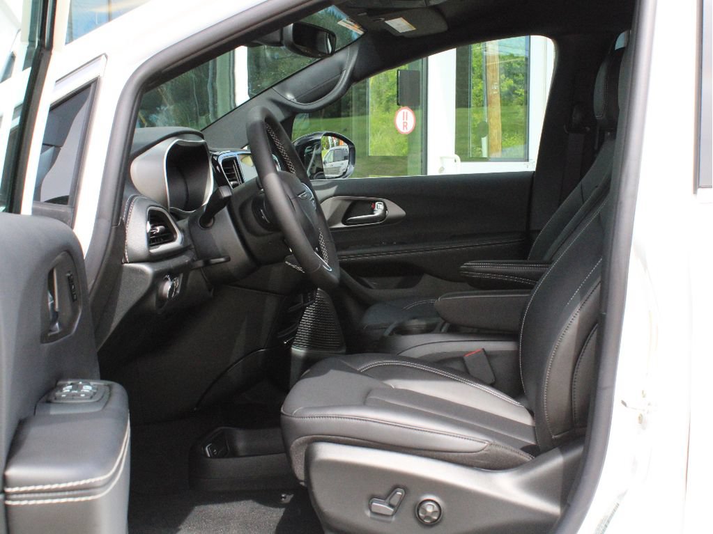 New 2027 Chrysler Pacifica Select w/ Family Tech Group FWD image 11
