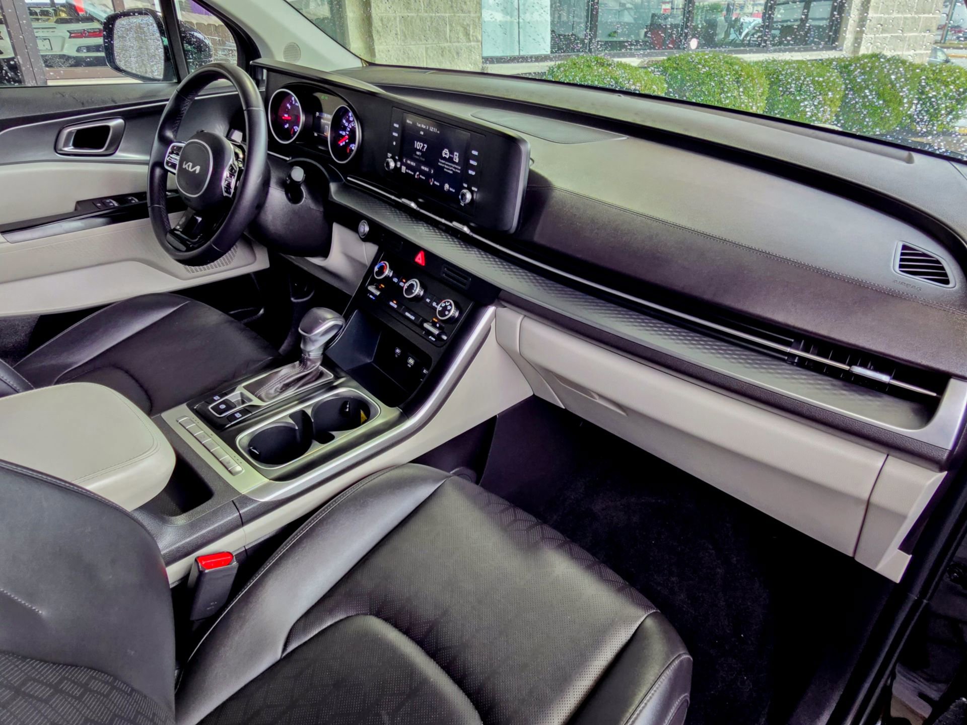 Used 2023 Kia Carnival LX image 8