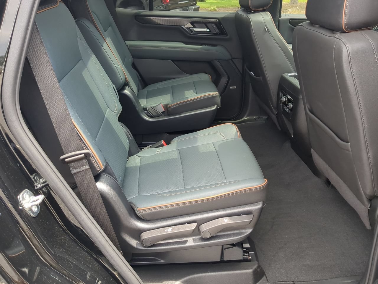 Used 2025 GMC Yukon AT4 w/ AT4 Premium Package AWD/4WD image 28
