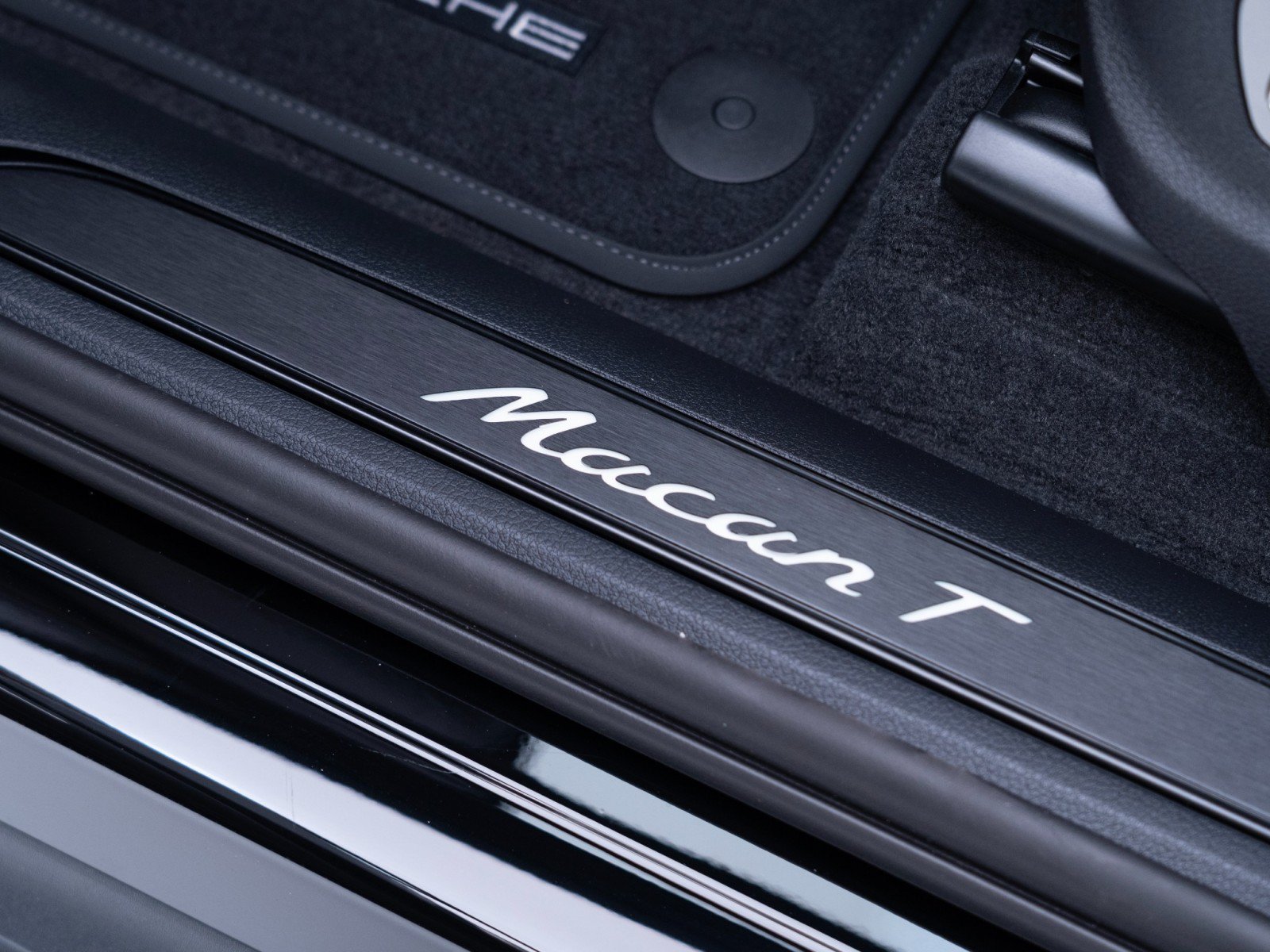Certified 2026 Porsche Macan Turbo AWD/4WD image 15
