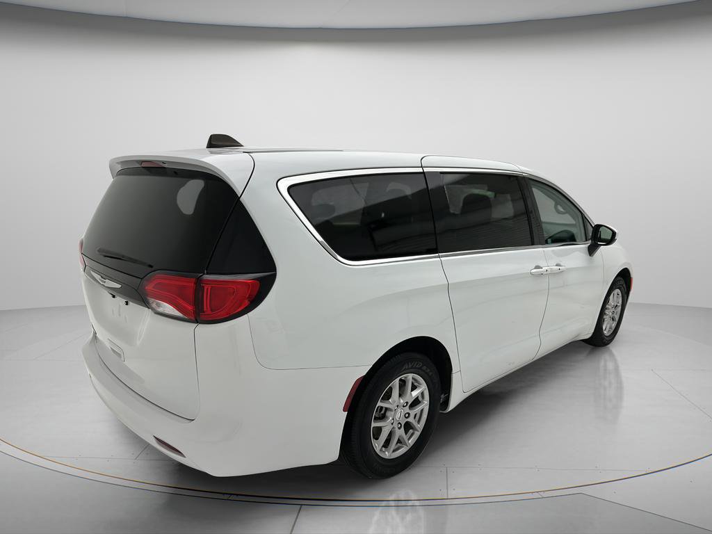 Used 2023 Chrysler Voyager LX FWD image 4