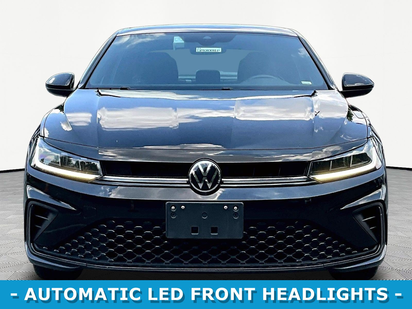 Used 2025 Volkswagen Jetta Sport FWD image 2