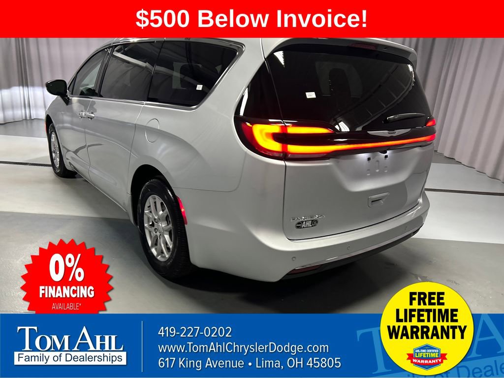 New 2026 Chrysler Pacifica Select image 5