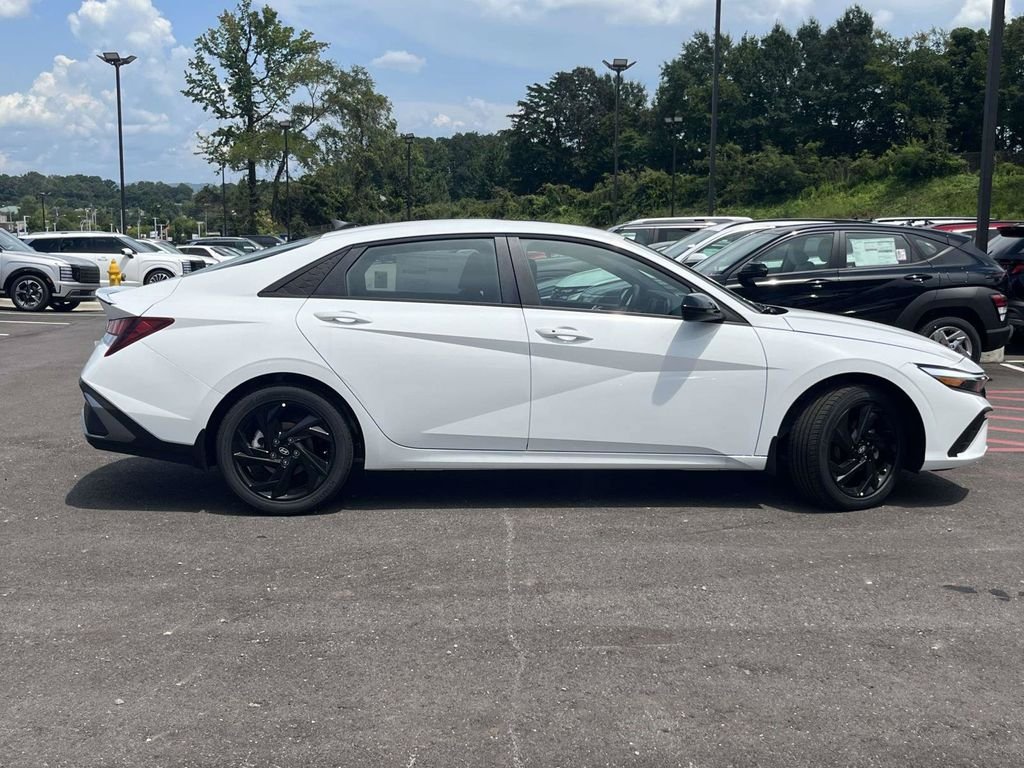 New 2026 Hyundai Elantra SEL Sport FWD image 2