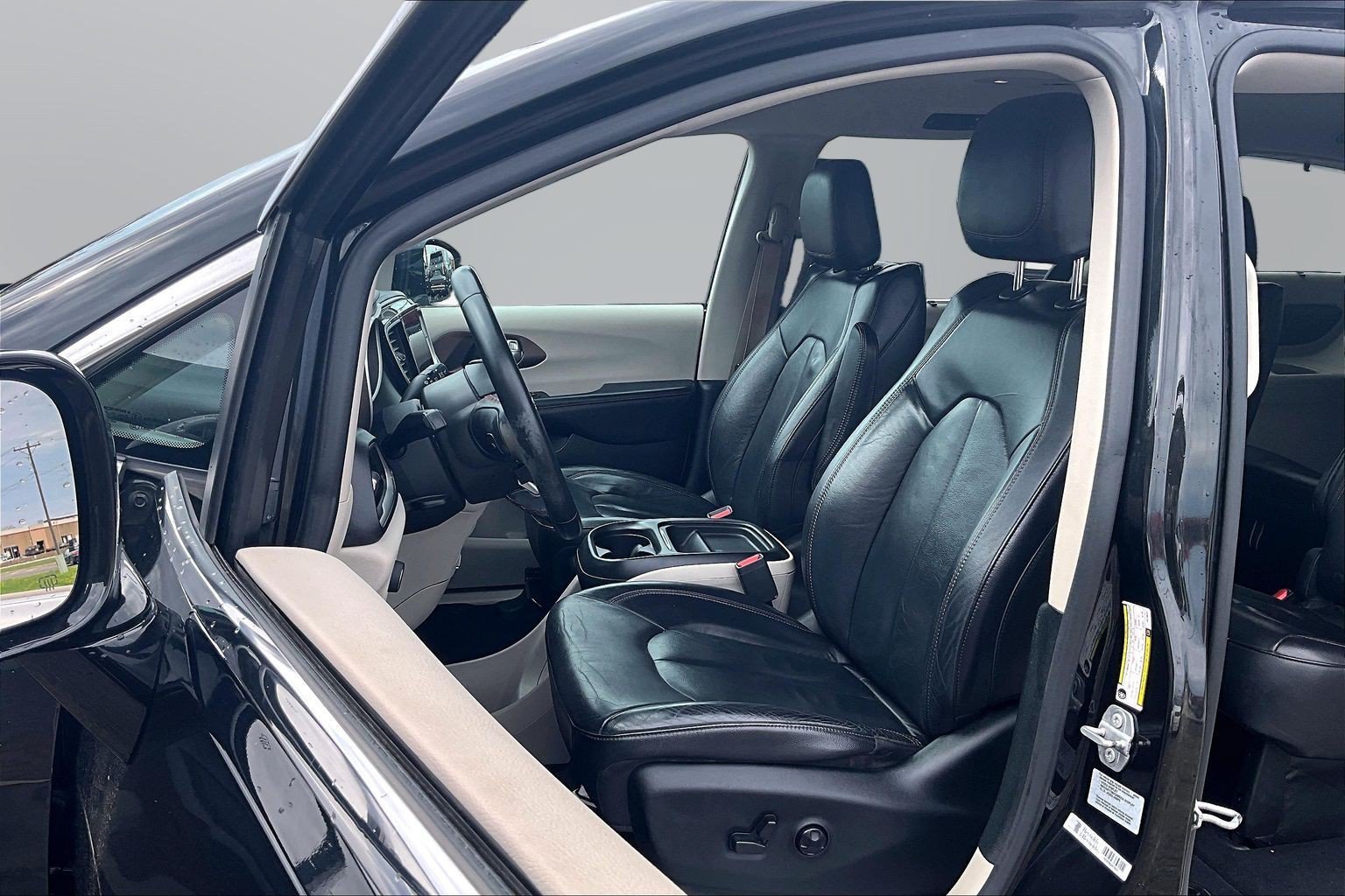 Used 2017 Chrysler Pacifica Touring-L FWD image 15