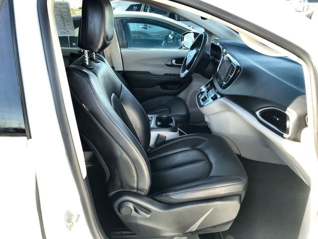 Used 2024 Chrysler Pacifica Touring-L image 24