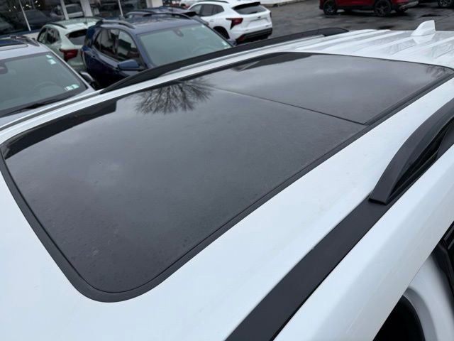 Used 2025 Chevrolet Traverse RS image 9