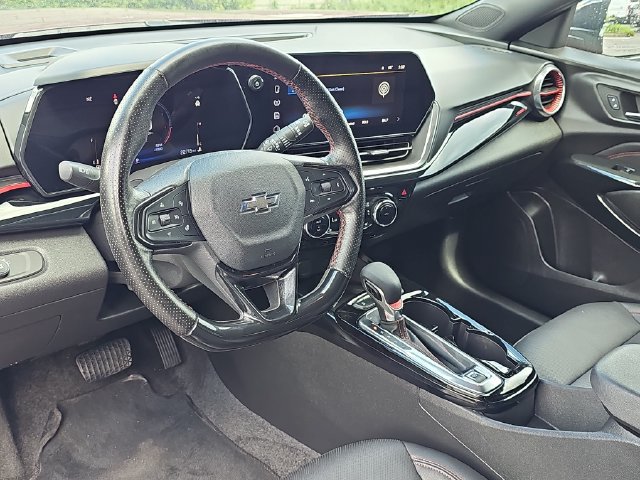 Used 2024 Chevrolet Trax RS w/ Sunroof Package FWD image 17