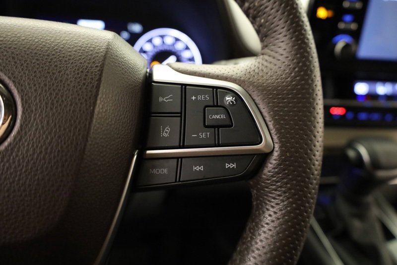 Used 2023 Toyota Sienna Platinum image 25