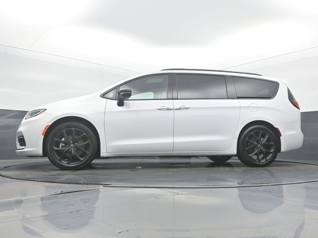 Used 2025 Chrysler Pacifica Limited image 47