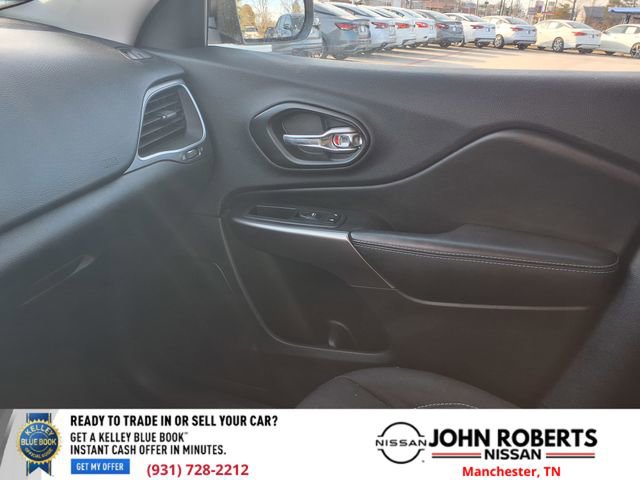 Used 2020 Jeep Cherokee Latitude w/ Mopar Interior Package image 8