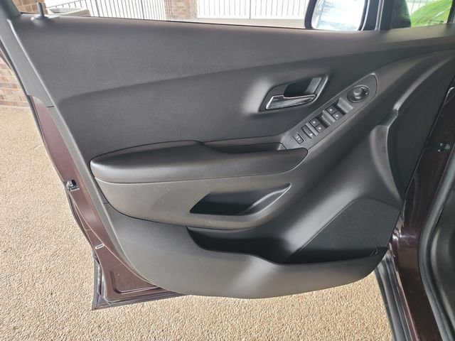 Used 2021 Chevrolet Trax LS w/ Tint and Cruise Package FWD image 9