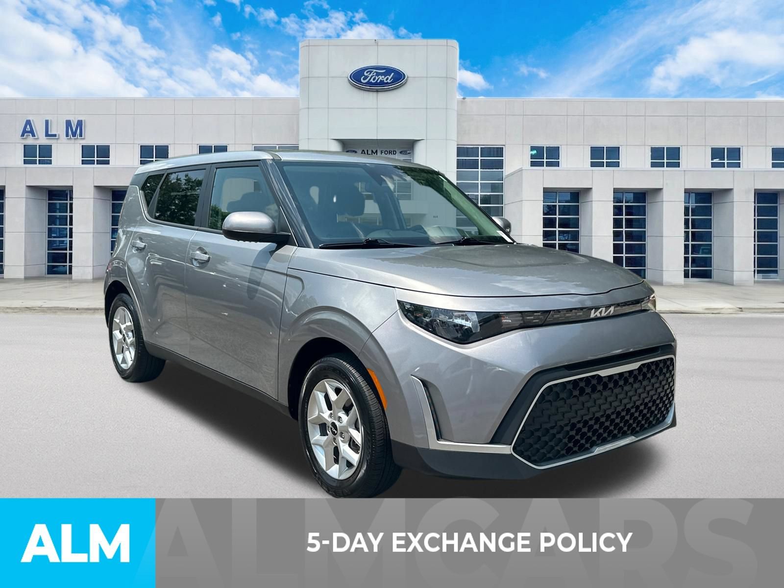 Used 2025 Kia Soul LX w/ LX Technology Package FWD image 3
