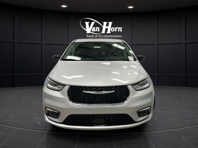 Used 2024 Chrysler Pacifica Touring-L FWD image 2
