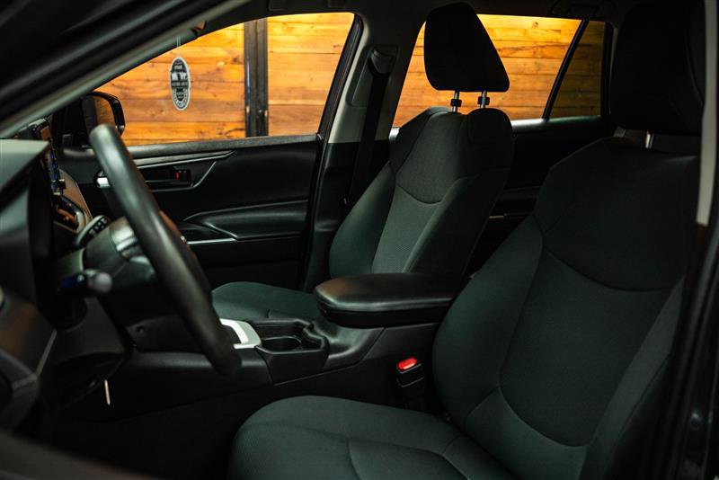 Used 2021 Toyota RAV4 LE image 9