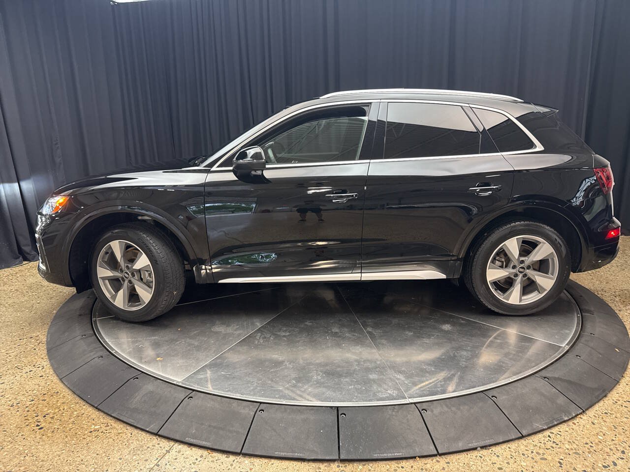 Used 2023 Audi Q5 2.0T Premium w/ Convenience Package AWD/4WD image 3