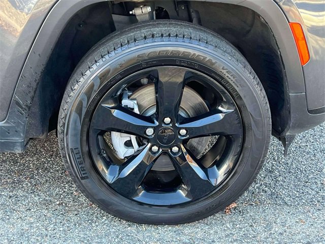 Used 2022 Jeep Grand Cherokee L Limited w/ Black Appearance Package image 10