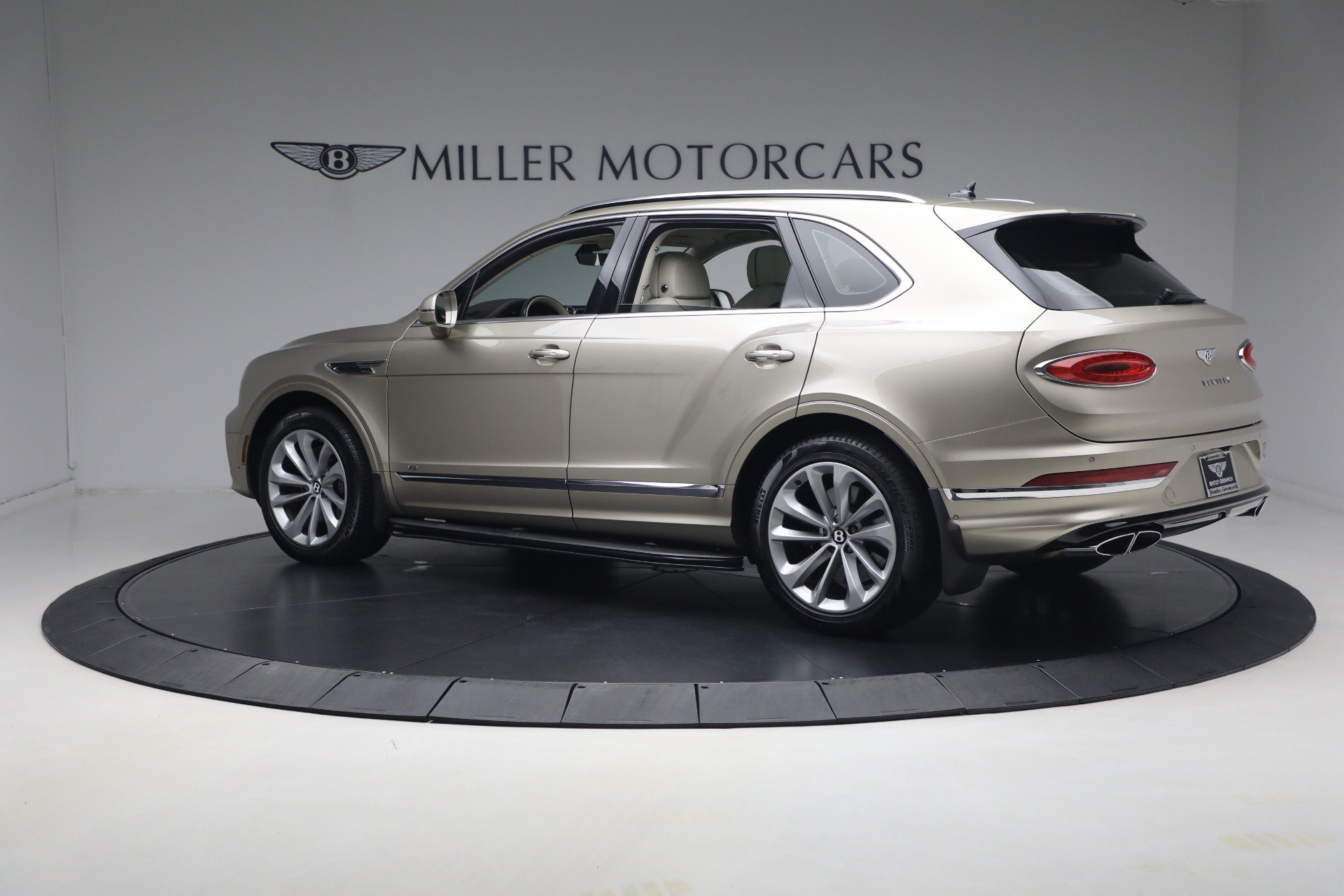 Certified 2021 Bentley Bentayga AWD/4WD image 4