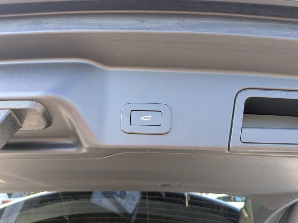 Used 2023 Land Rover Range Rover Evoque R-Dynamic SE image 11