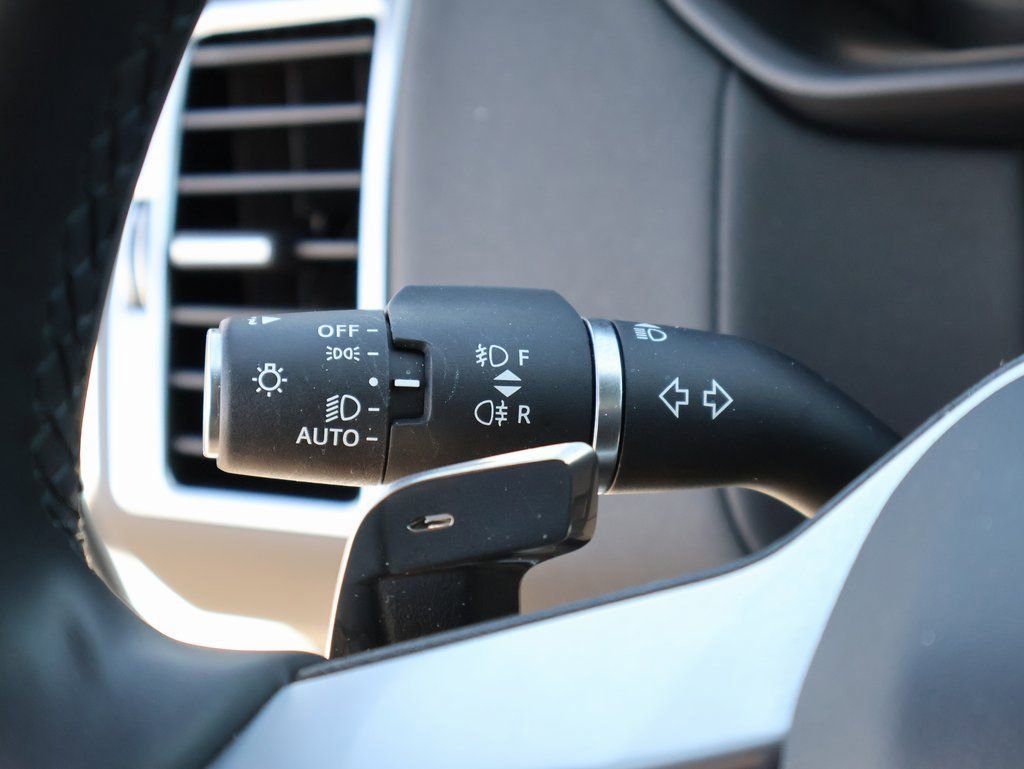 Used 2025 Land Rover Discovery S image 35