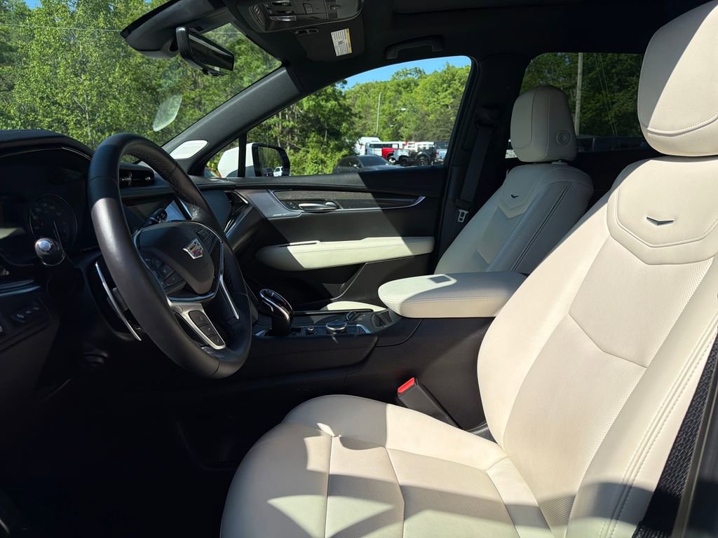 Certified 2022 Cadillac XT5 Sportv w/ Technology Package image 3