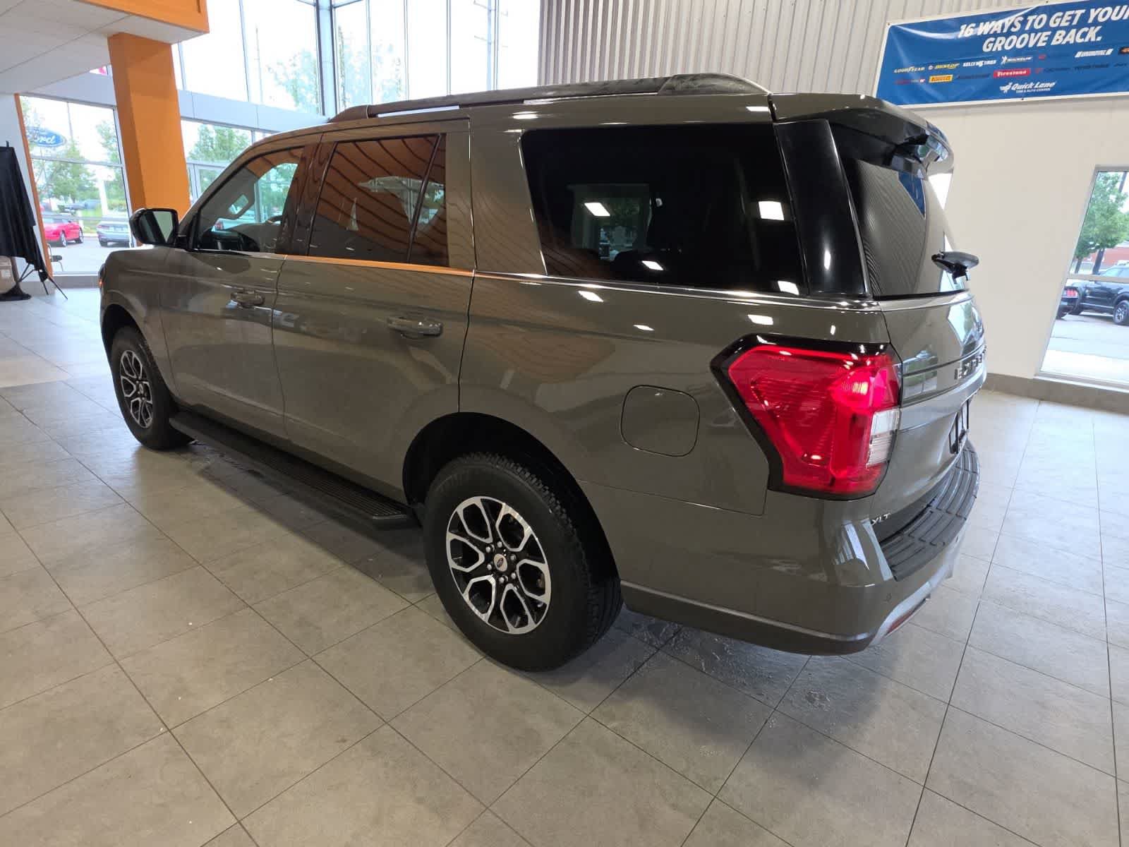 Used 2024 Ford Expedition XLT AWD/4WD image 11