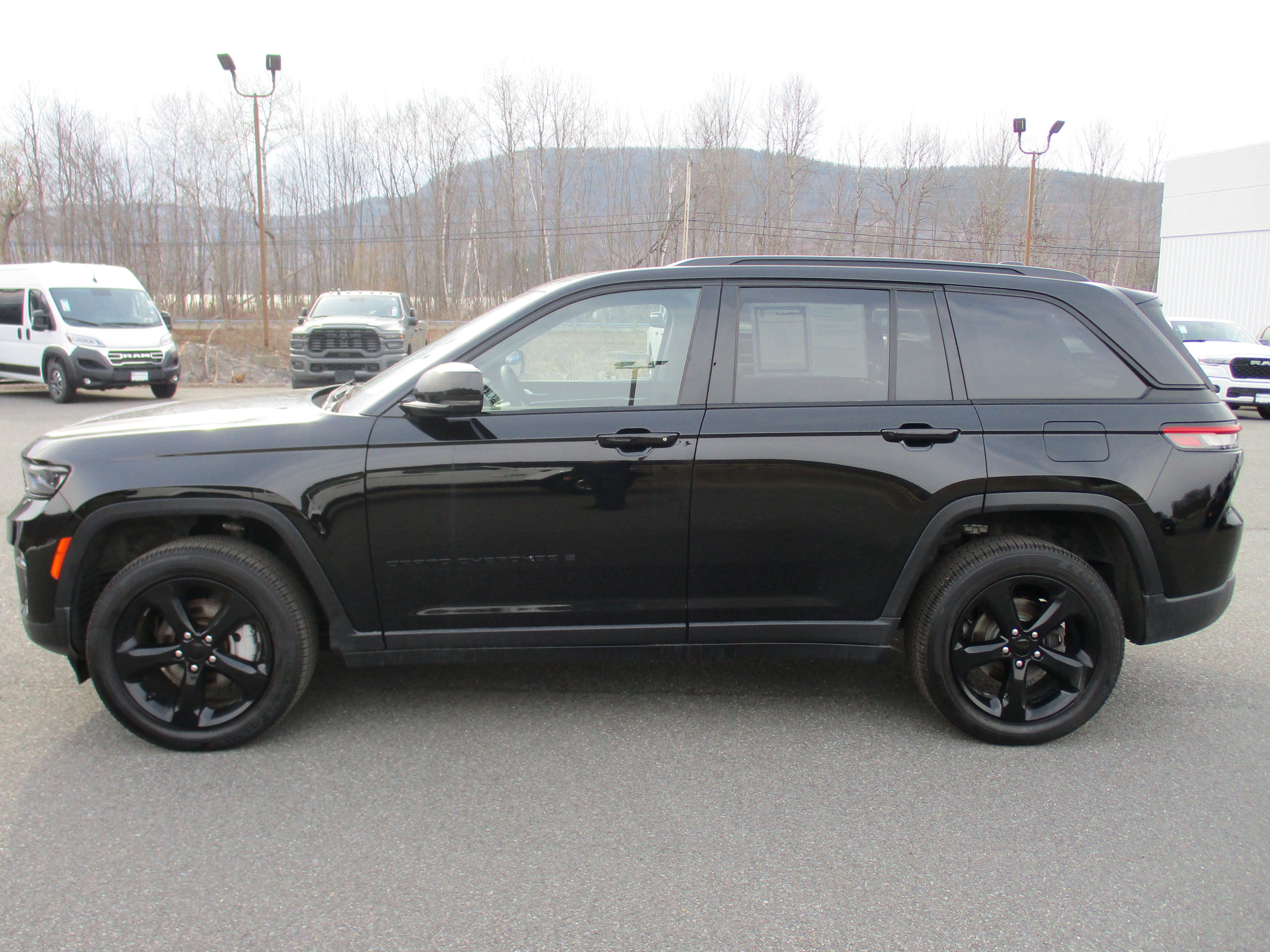 Certified 2023 Jeep Grand Cherokee Limited w/ Black Appearance Package AWD/4WD image 8