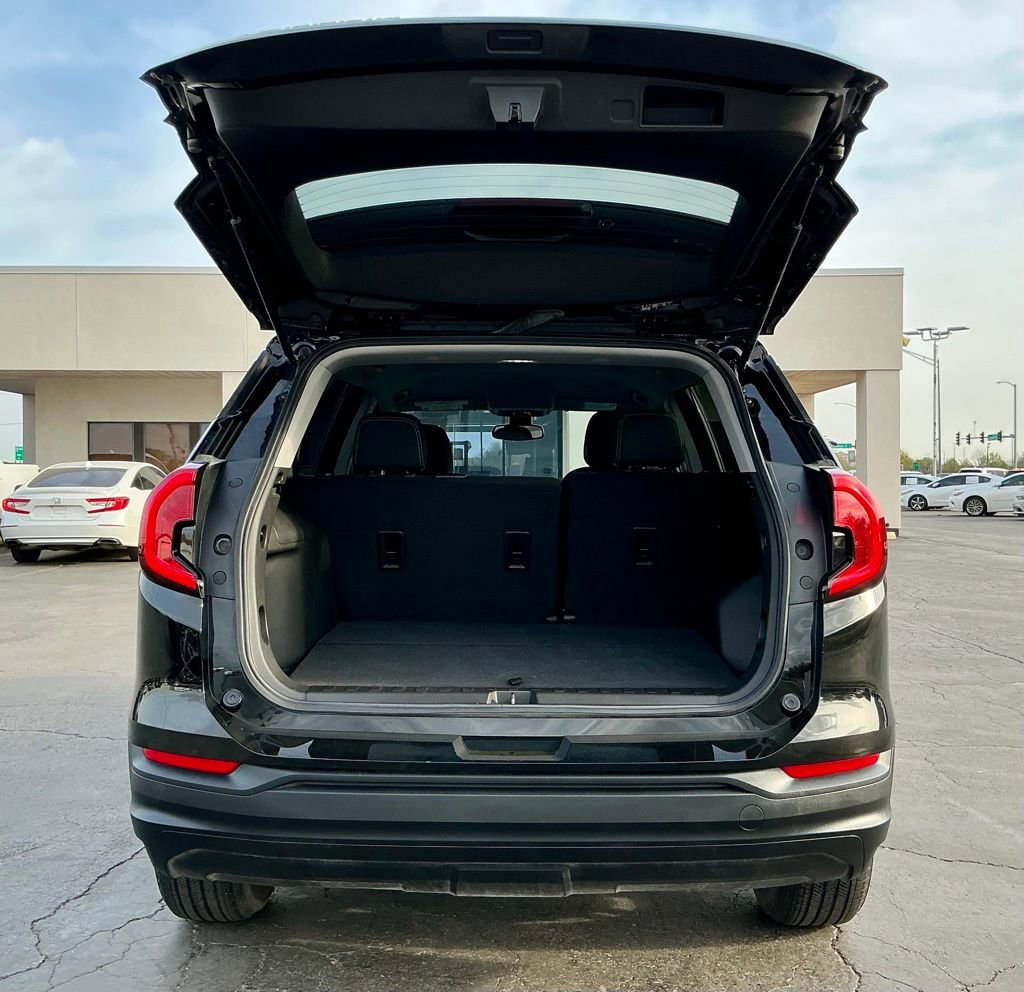 Used 2024 GMC Terrain SLE w/ Driver Convenience Package image 17