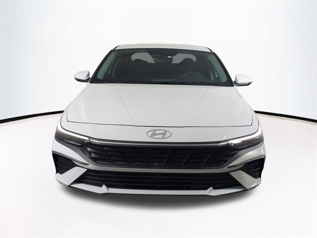 Used 2025 Hyundai Elantra SE FWD image 3