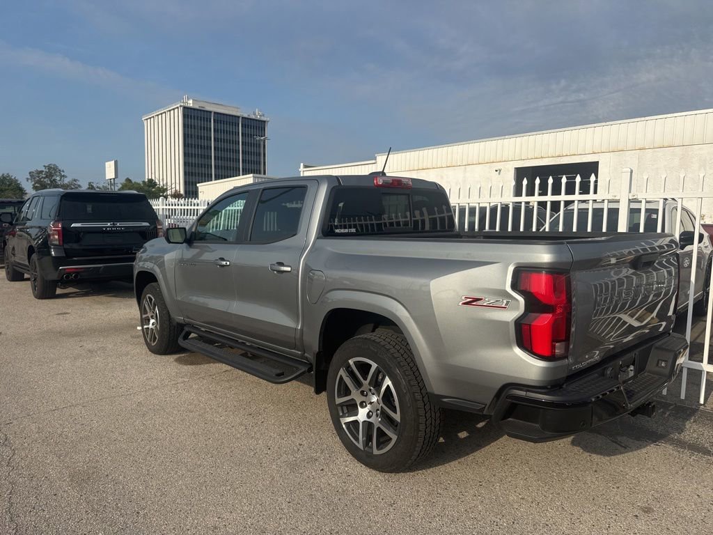 Used 2023 Chevrolet Colorado Z71 w/ Z71 Convenience Package 2 AWD/4WD image 3