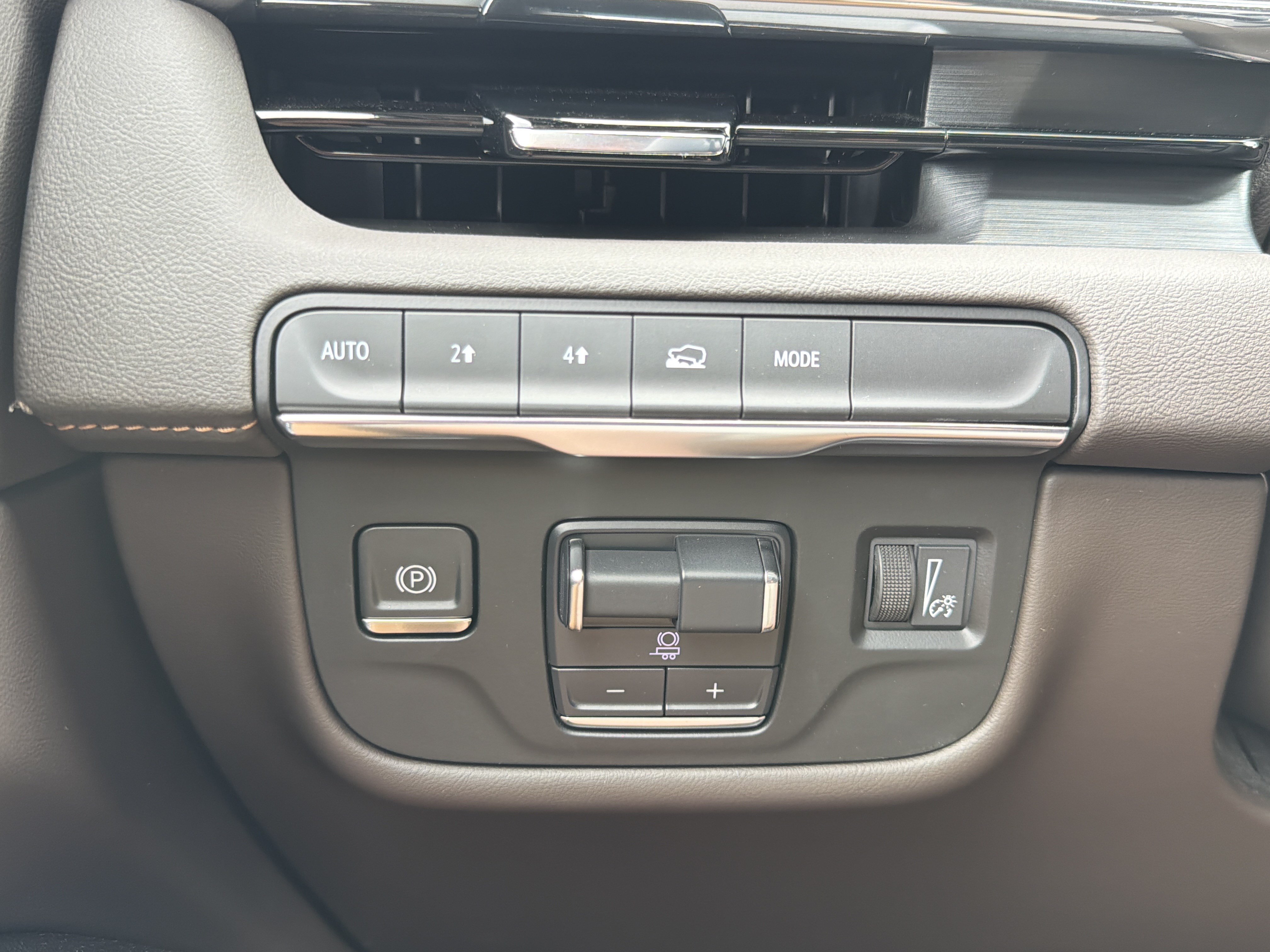 Certified 2024 Cadillac Escalade Sport w/ LPO, ONYX Package AWD/4WD image 32