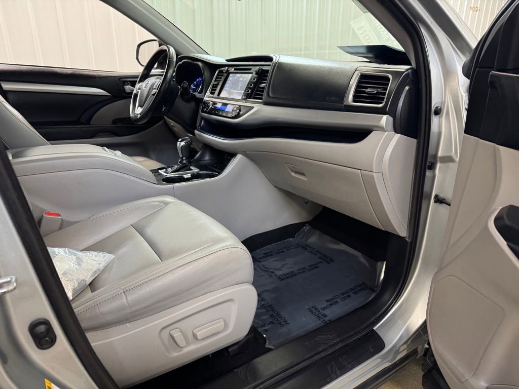 Used 2019 Toyota Highlander XLE FWD image 26