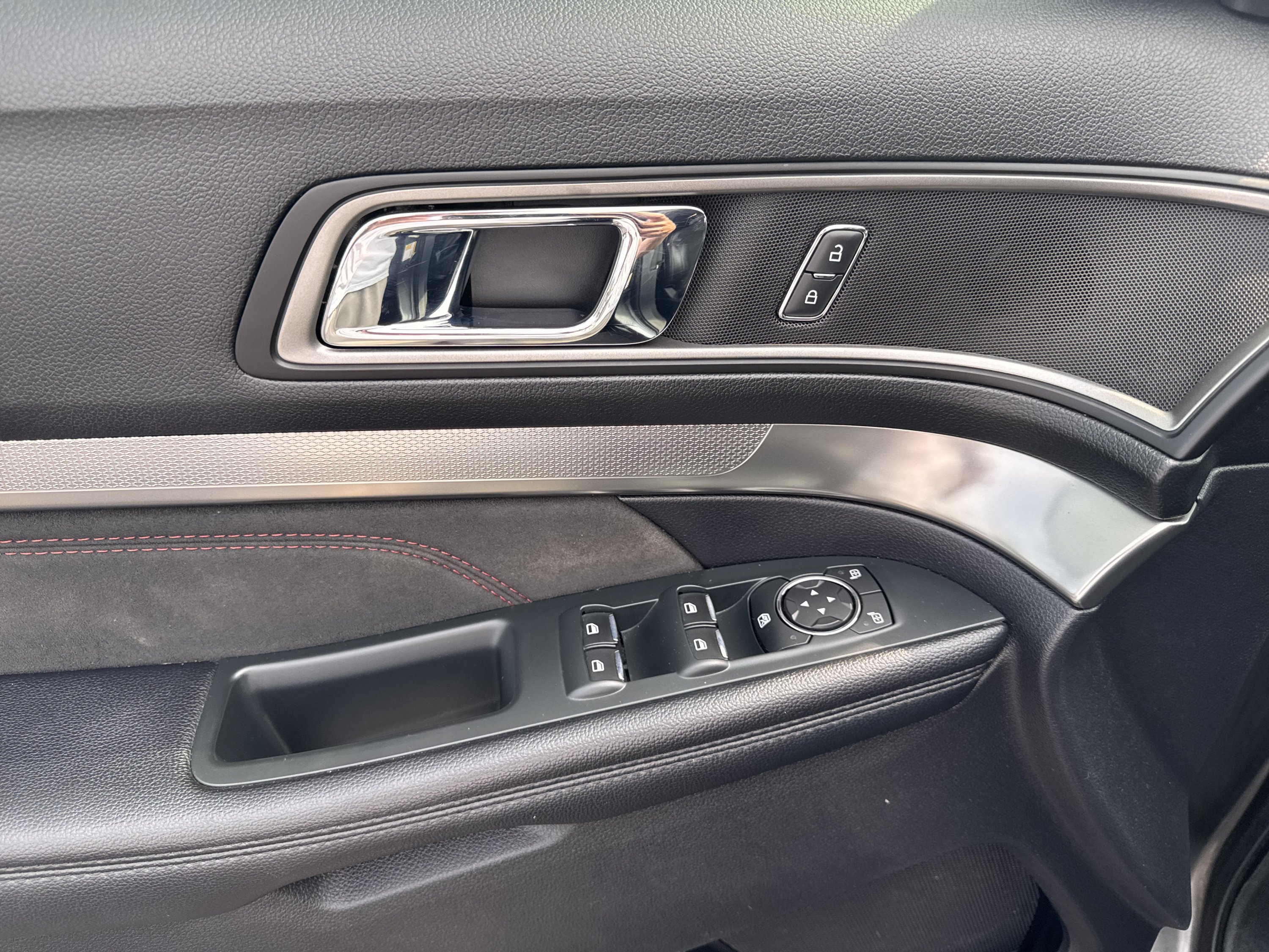 Used 2019 Ford Explorer XLT w/ Equipment Group 202A FWD image 11