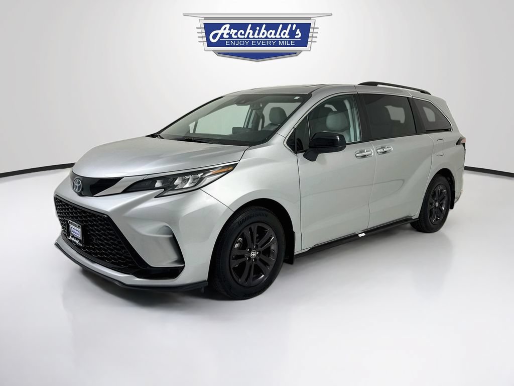 Used 2024 Toyota Sienna XSE AWD/4WD image 3