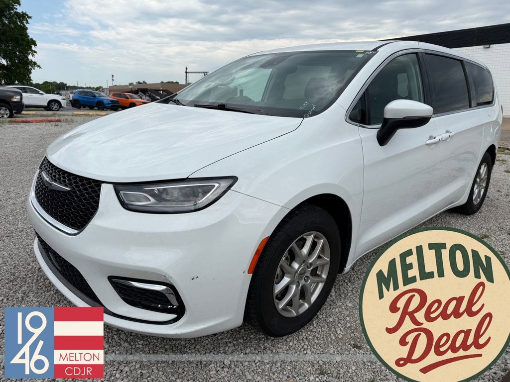 Used 2023 Chrysler Pacifica Touring-L FWD image 1