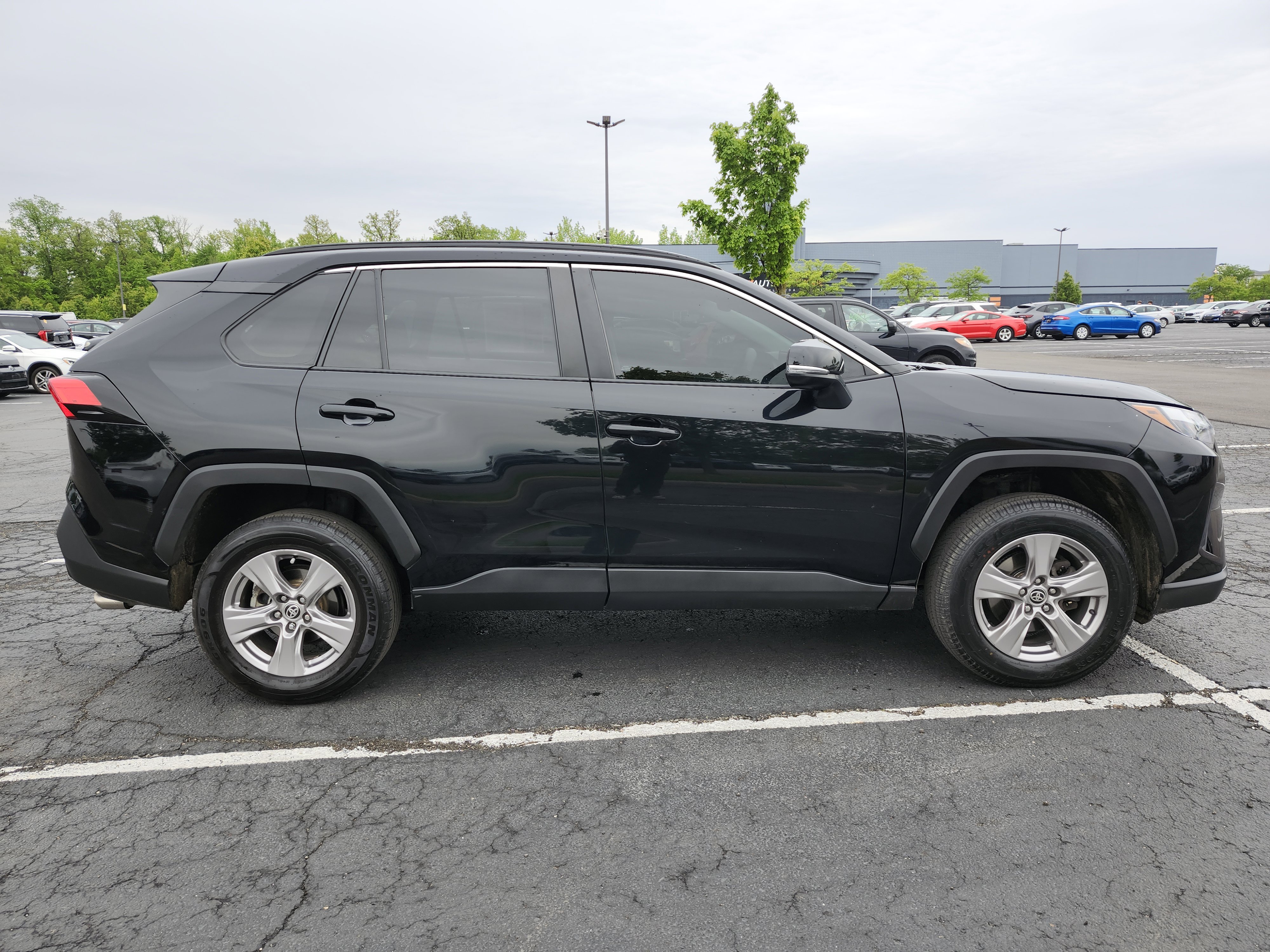 Used 2022 Toyota RAV4 XLE AWD/4WD image 16