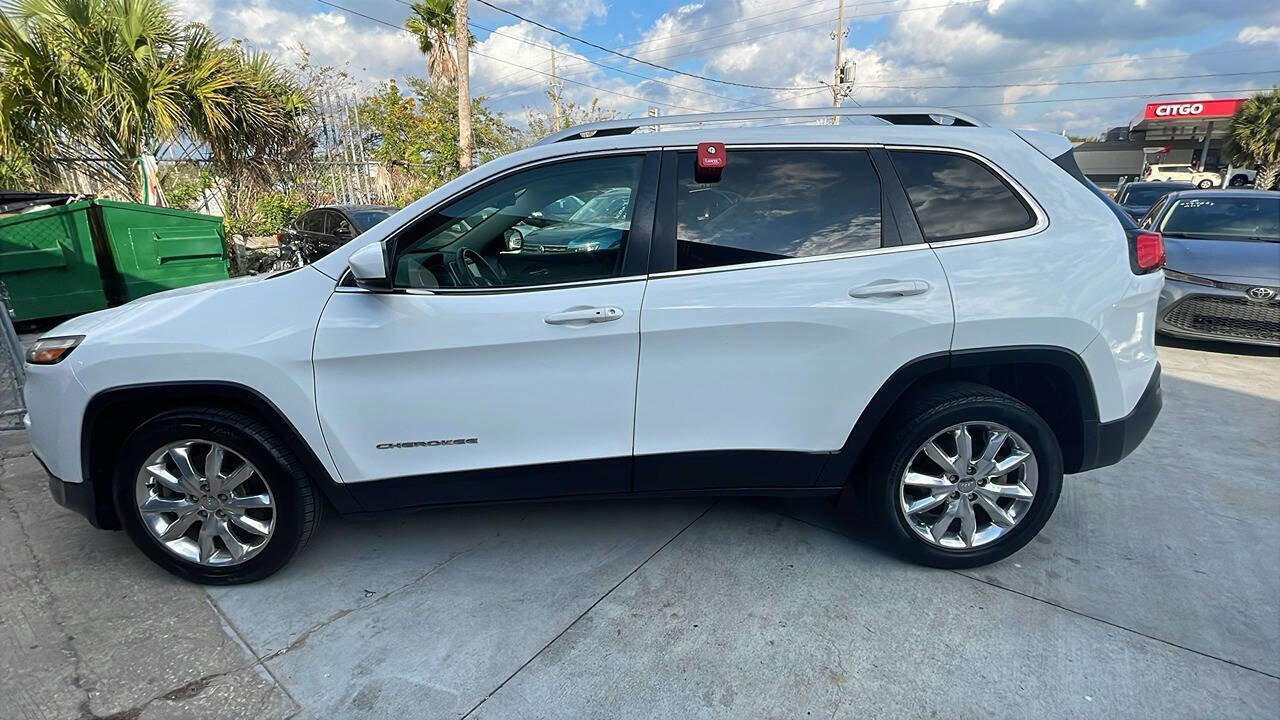 Used 2017 Jeep Cherokee Limited image 3