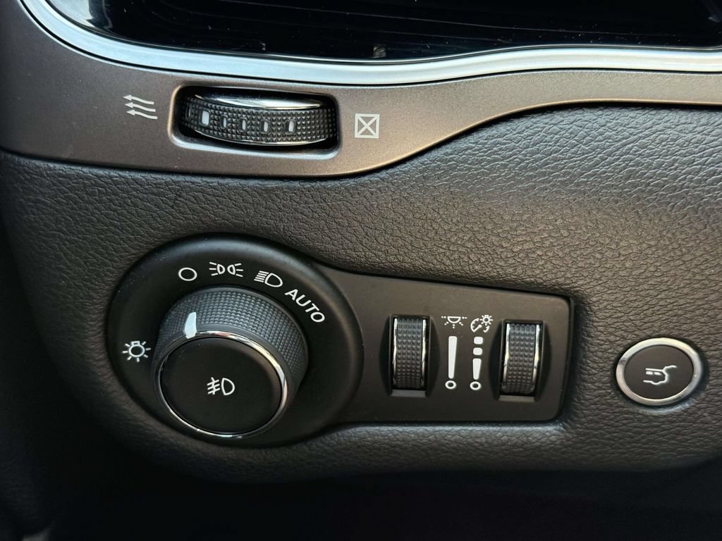 Used 2019 Jeep Cherokee Limited AWD/4WD image 28